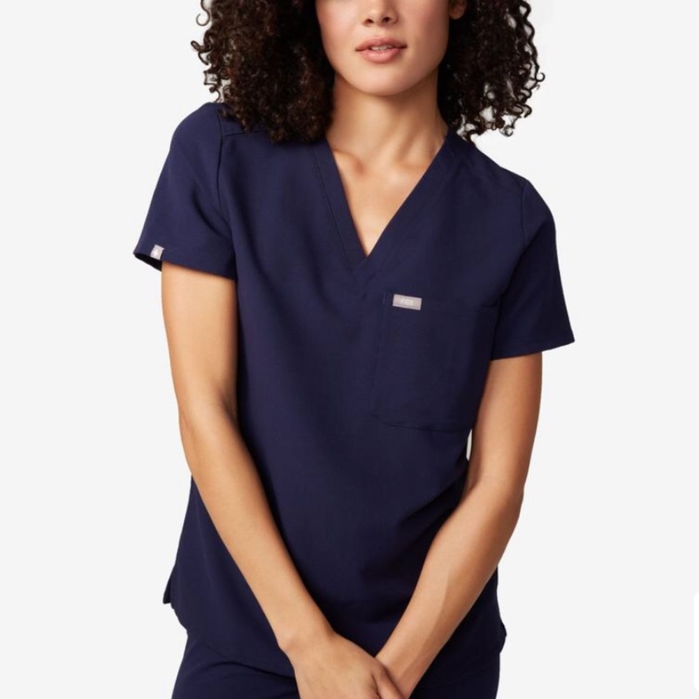 Figs Catarina women’s one pocket scrub top navy